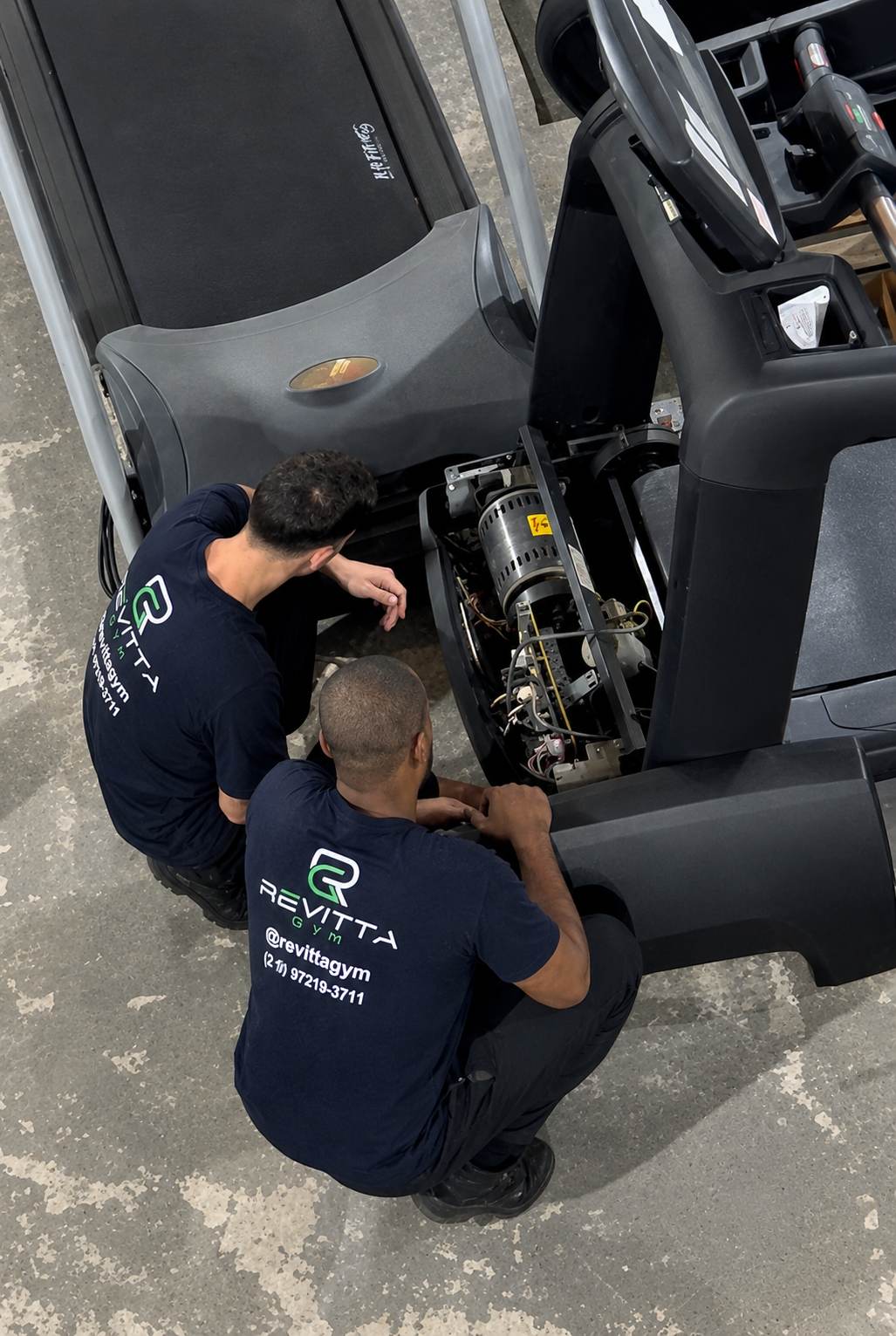 Técnicos Revitta em manutenção preventiva de esteira